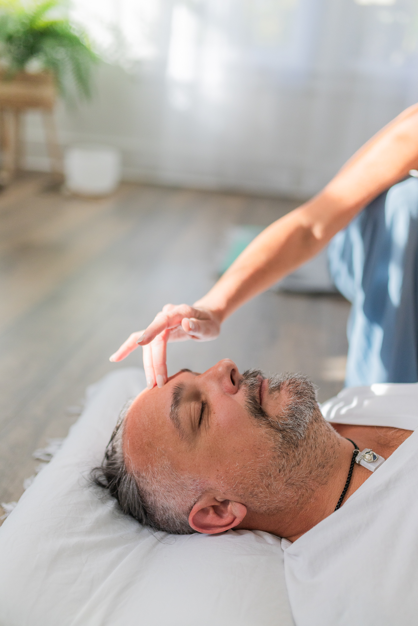 Energy session, attunement at the forehead